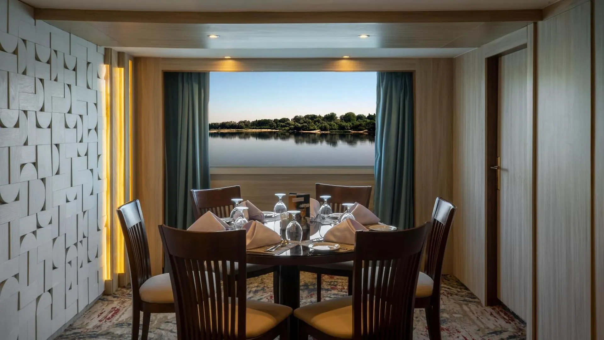 Otel Renaissance Nile Cruise - Every Saturday From Luxor To Aswan For 4 Nights , And Every Wednesday From Aswan To Luxor For 3 Nights